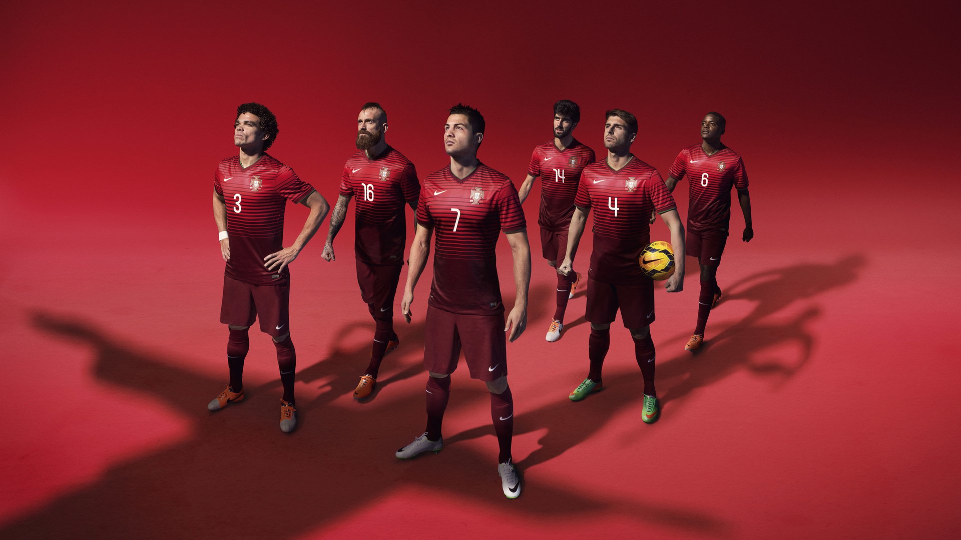 中场三人组主导控场节奏，中场组合站位